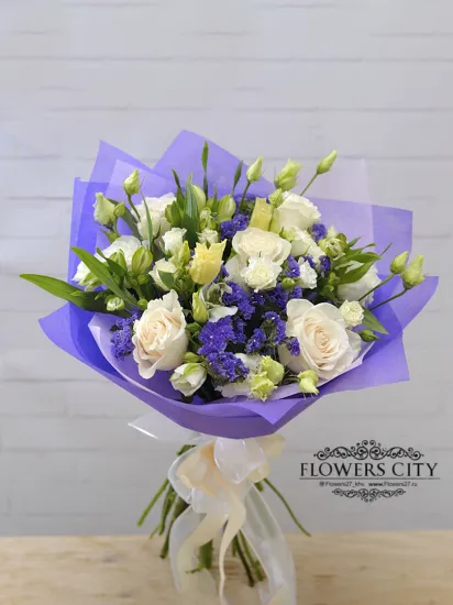 Наслаждающийся миром от интернет-магазина цветов в 