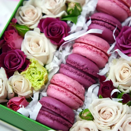 Ослепительная женщина от интернет-магазина цветов в 