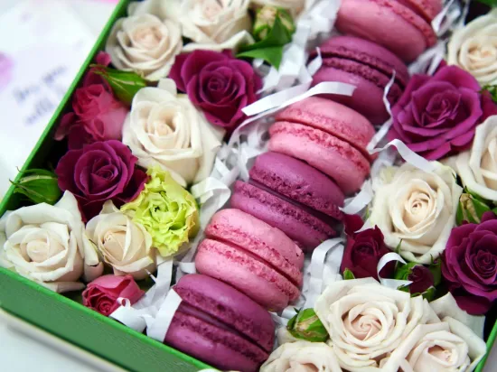 Ослепительная женщина от интернет-магазина цветов в 