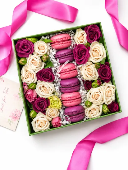 Ослепительная женщина от интернет-магазина цветов в 