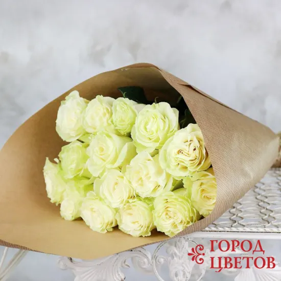 15 белых роз в крафте от интернет-магазина цветов в 