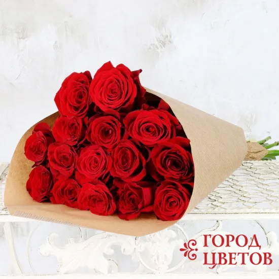 15 красных роз в крафте от интернет-магазина цветов в 