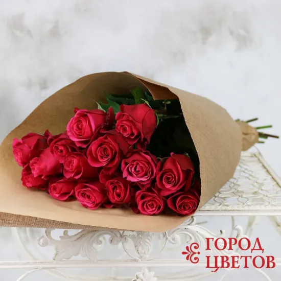 15 малиновых роз в крафте от интернет-магазина цветов в 