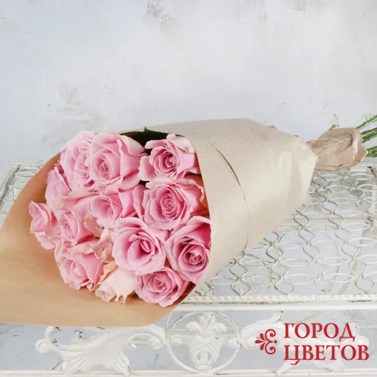15 светло-розовых роз в крафте от интернет-магазина цветов в 