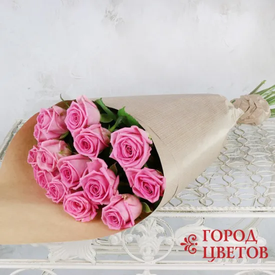 15 фиолетовых роз в крафте от интернет-магазина цветов в 