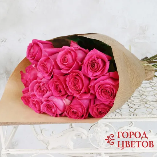 15 ярко-розовых роз в крафте от интернет-магазина цветов в 