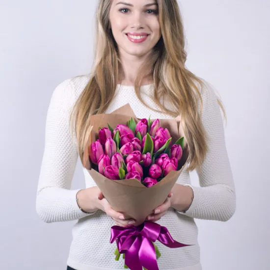 Розовый подарок от интернет-магазина цветов в 