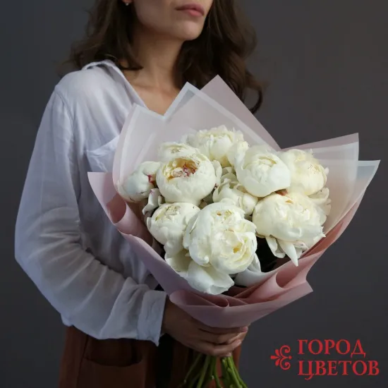 11 белых пионов от интернет-магазина цветов в 