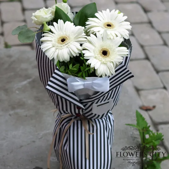 Белый воротничок от интернет-магазина цветов в 