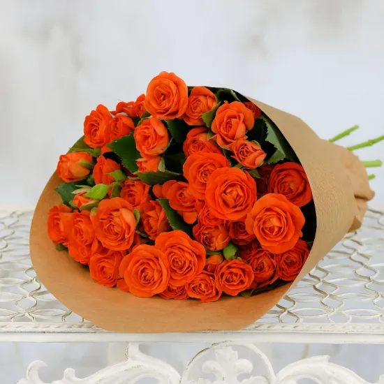 15 оранжевых кустовых роз в крафте от интернет-магазина цветов в 