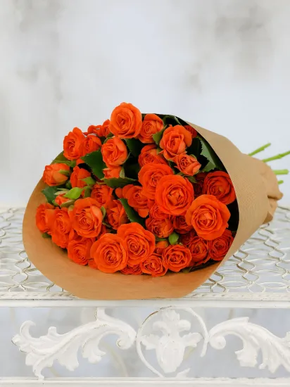15 оранжевых кустовых роз в крафте от интернет-магазина цветов в 