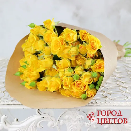 15 жёлтых кустовых роз в крафте от интернет-магазина цветов в 