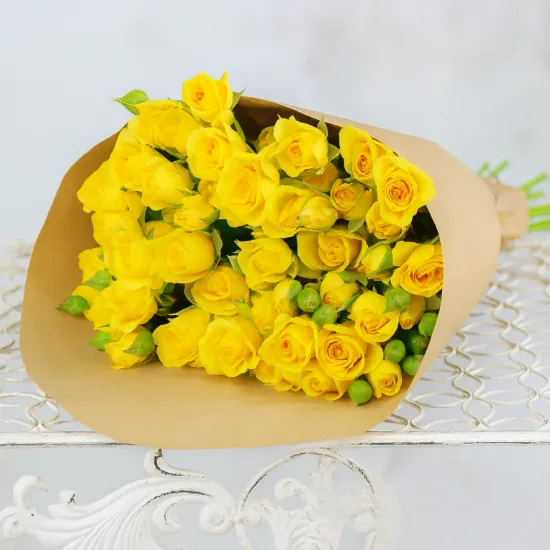 15 жёлтых кустовых роз в крафте от интернет-магазина цветов в 