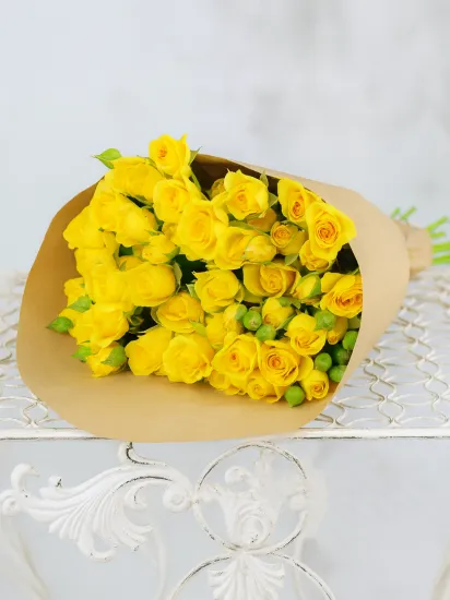 15 жёлтых кустовых роз в крафте от интернет-магазина цветов в 