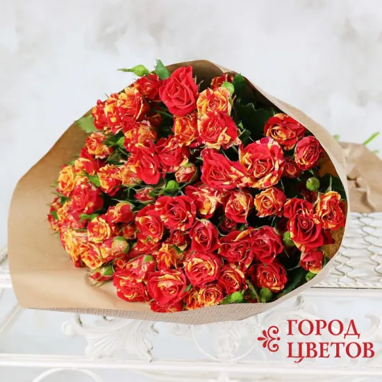 15 пёстрых кустовых роз в крафте от интернет-магазина цветов в 
