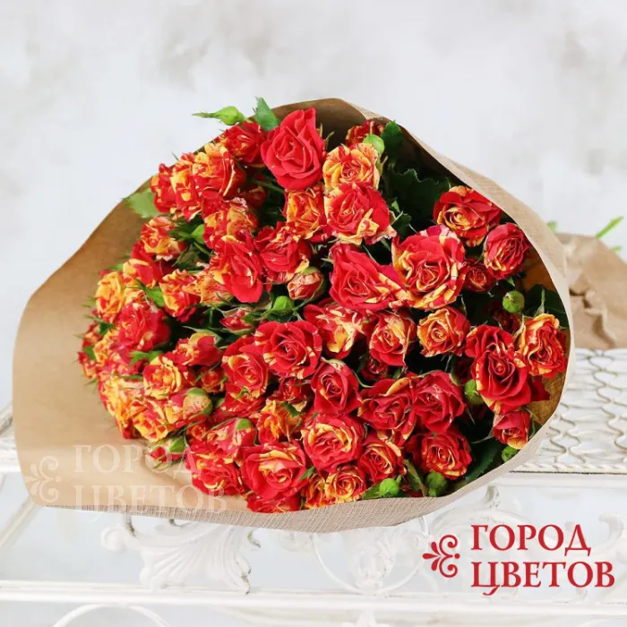 15 пёстрых кустовых роз в крафте