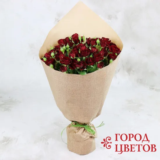 15 бордовых кустовых роз в крафте от интернет-магазина цветов в 