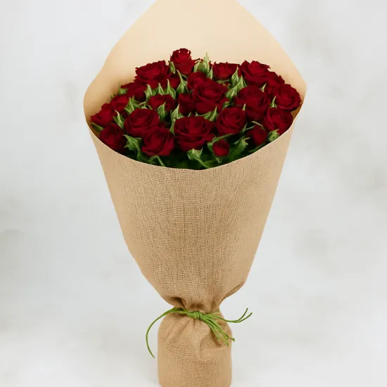 15 бордовых кустовых роз в крафте от интернет-магазина цветов в 