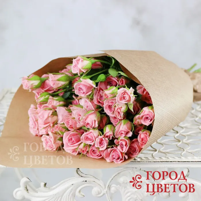 15 розовых кустовых роз в крафте