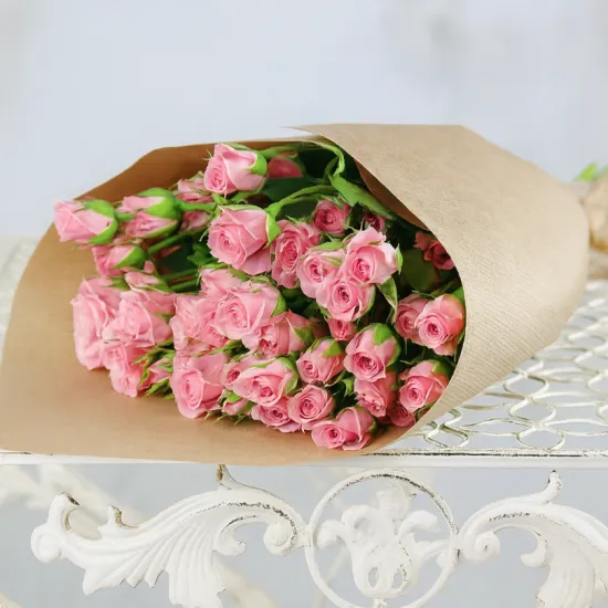 15 розовых кустовых роз в крафте от интернет-магазина цветов в 