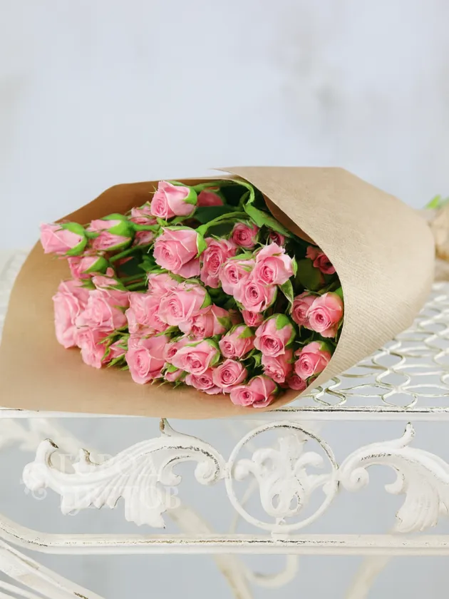 15 розовых кустовых роз в крафте