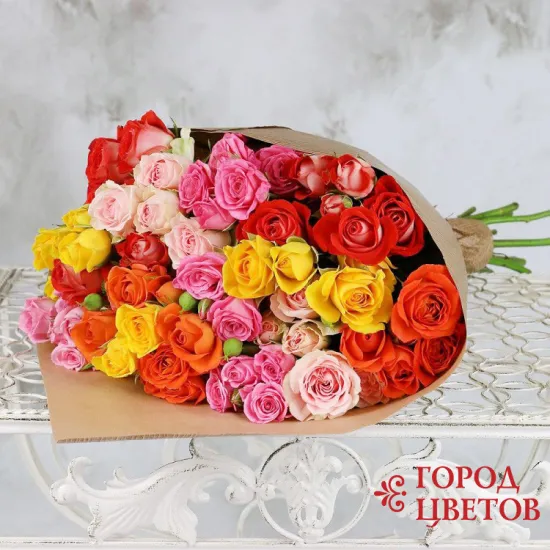 15 кустовых роз ассорти в крафте от интернет-магазина цветов в 
