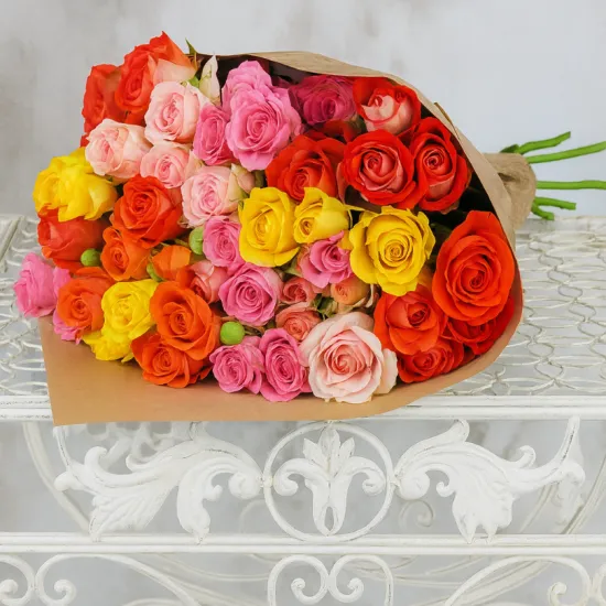 15 кустовых роз ассорти в крафте от интернет-магазина цветов в 