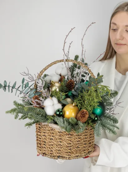 Новогодняя корзинка от интернет-магазина цветов в 